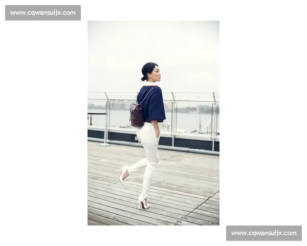 郑钦文柏林街拍：紫色网球包配 Labubu 玩偶，赛场外的个性符号